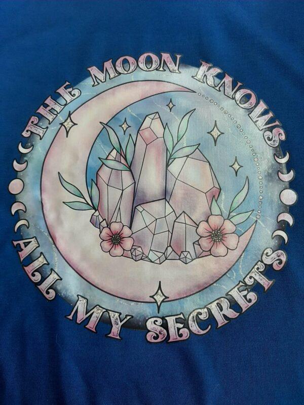 "The moon knows all my secrets" T-Shirt - Blue