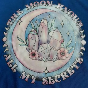 "The moon knows all my secrets" T-Shirt - Blue